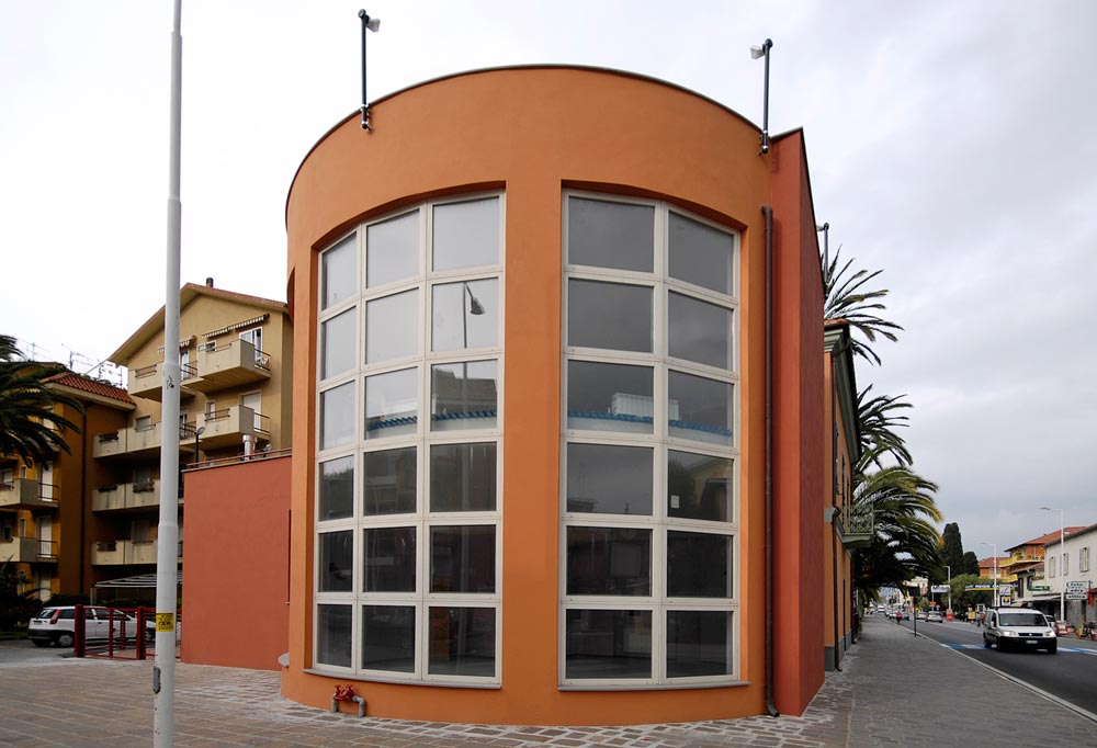 Vetrata, centro sociale a San Bartolomeo